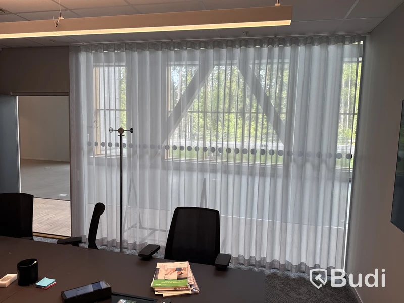 Konferensrum med TV och konferensutrustning - Justerad