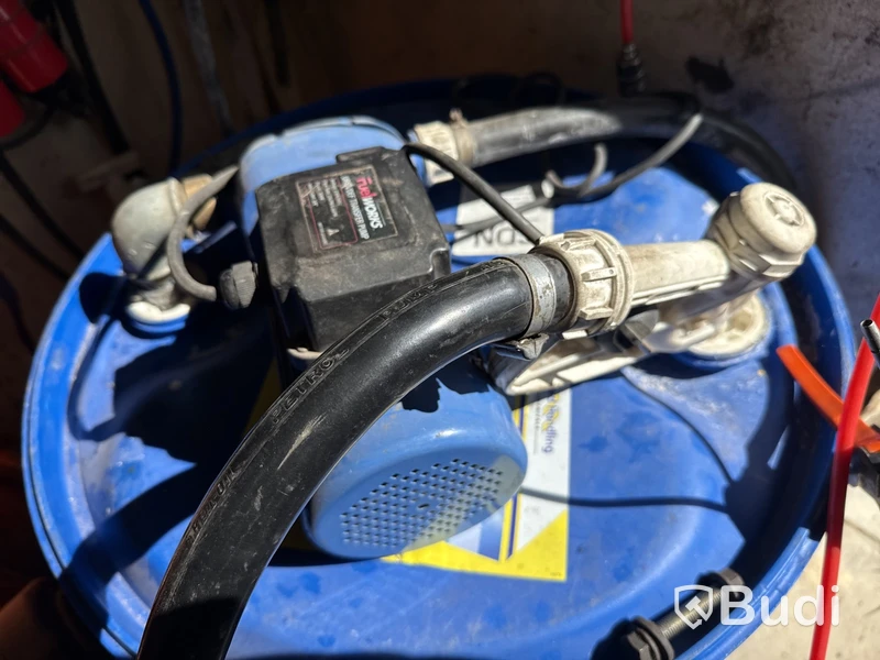 Kärl med ADBlue och pump, 10% kvar i kärlet