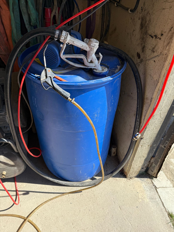 Kärl med ADBlue och pump, 10% kvar i kärlet
