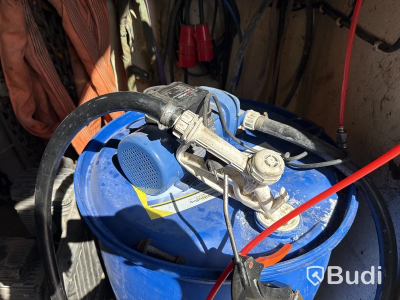 Kärl med ADBlue och pump, 10% kvar i kärlet