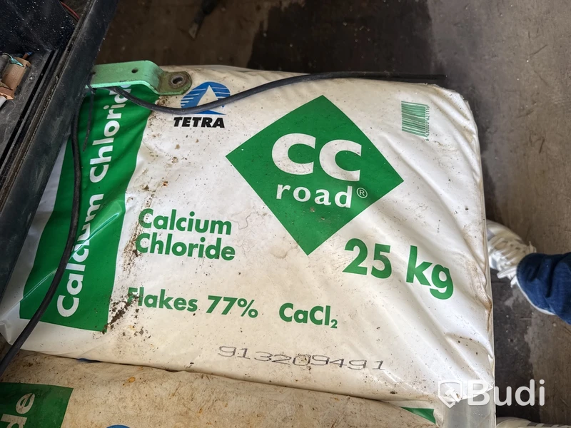 Pall med säckar med Calcium Chloride