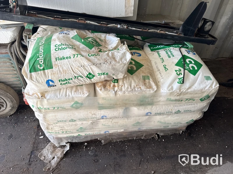 Pall med säckar med Calcium Chloride