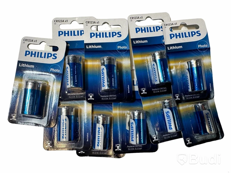 Parti med diverse småtillbehör, tex. batterier, lim, hänglås, nyckelhållare. Totalt ord. pris inkl. moms: ca 4000 kr