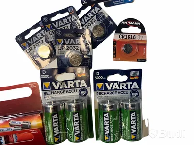 Parti med diverse småtillbehör, tex. batterier, lim, hänglås, nyckelhållare. Totalt ord. pris inkl. moms: ca 4000 kr