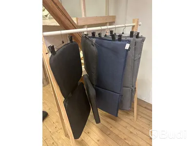Klädställning med diverse dynor