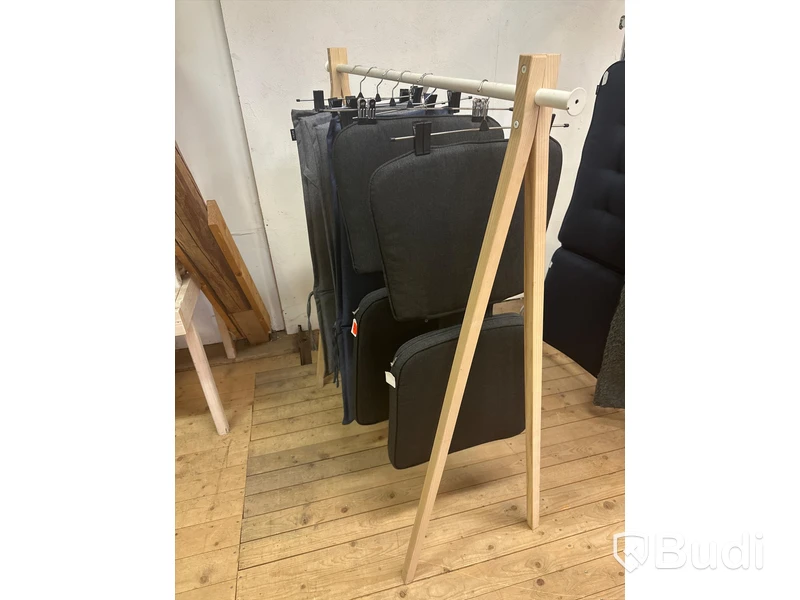 Klädställning med diverse dynor
