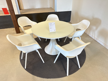 Matbord, matta samt 5 st. stolar 