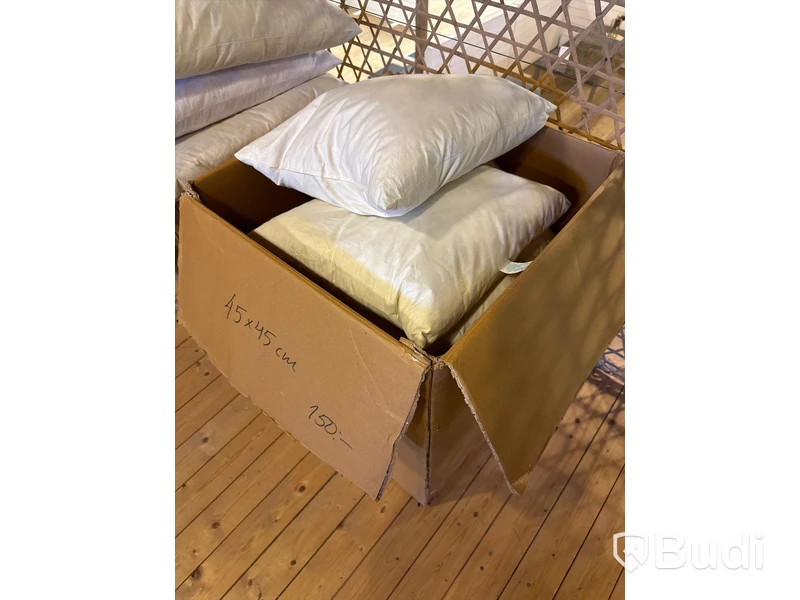Parti med prydnadskuddar utan fodral