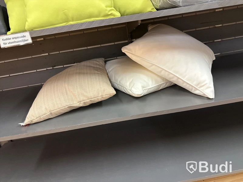 Parti med prydnadskuddar. Nypris cirka 250 kr styck