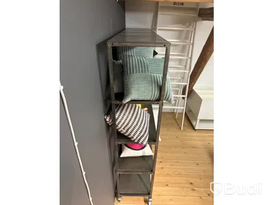 Metallhylla på hjul