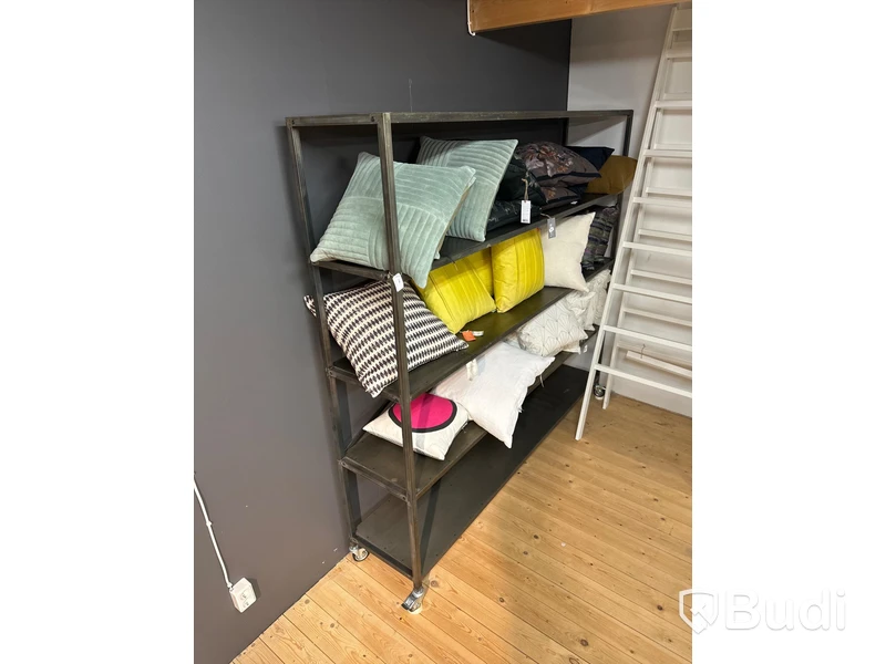 Metallhylla på hjul