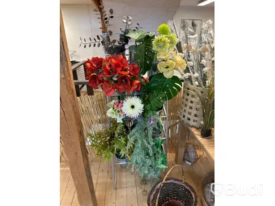 Parti med diverse plastblommor och korgar samt bord