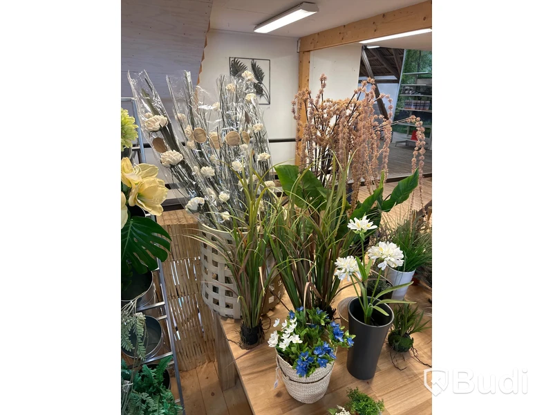 Parti med diverse plastblommor och korgar samt bord