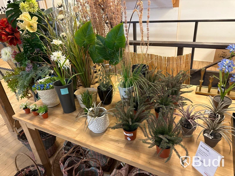 Parti med diverse plastblommor och korgar samt bord