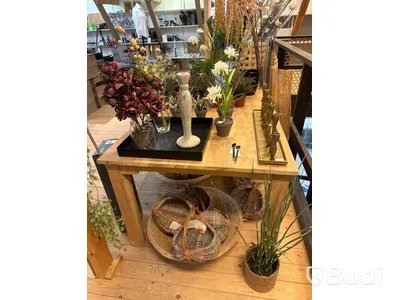 Parti med diverse plastblommor och korgar samt bord