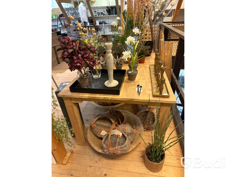 Parti med diverse plastblommor och korgar samt bord