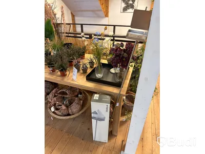 Parti med diverse plastblommor och korgar samt bord
