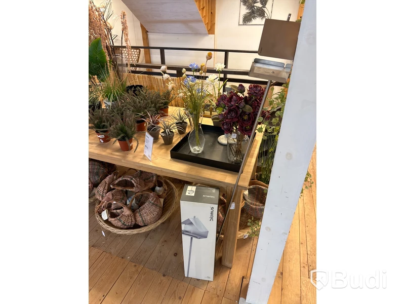 Parti med diverse plastblommor och korgar samt bord