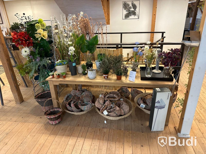 Parti med diverse plastblommor och korgar samt bord