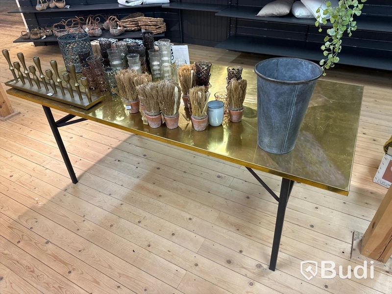 Metallbord med guldfärgad skiva. Nypris 13 500 kr