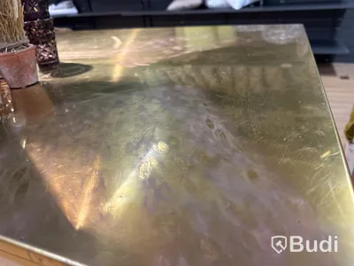 Metallbord med guldfärgad skiva. Nypris 13 500 kr