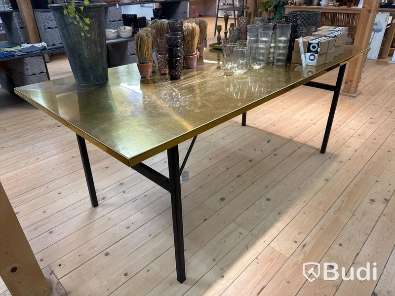 Metallbord med guldfärgad skiva. Nypris 13 500 kr