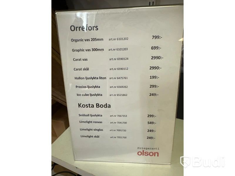 Parti med diverse prydnader och vaser. OBS! Orrefors Carat skål ingår ej!