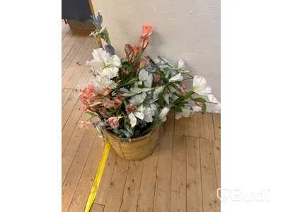 Parti med plastblommor