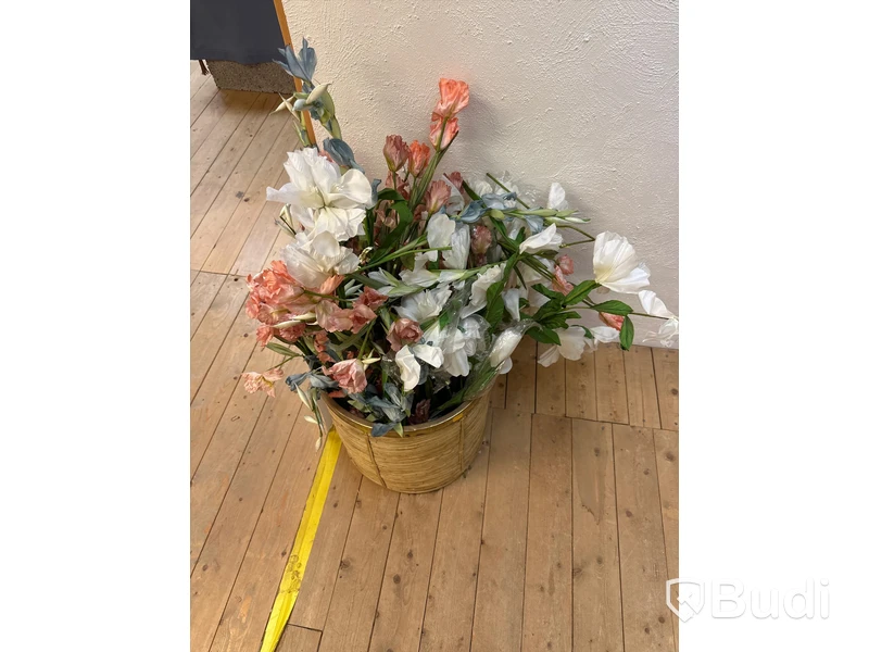 Parti med plastblommor