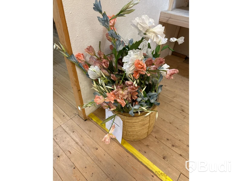 Parti med plastblommor