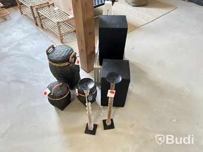 Bänk med diverse dekorationsprylar