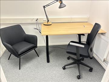 Skrivbord, fåtöljer m.m.