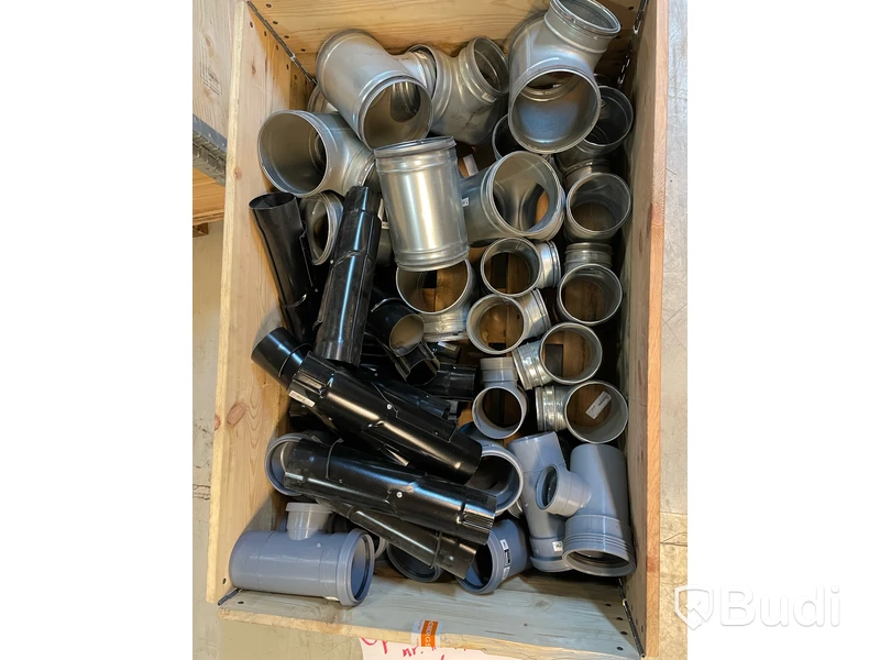 Parti med ventilationsdelar. Bland annat T-rör 125 och T-rör 160. Totalt ord. pris inkl. moms: ca 3000 kr