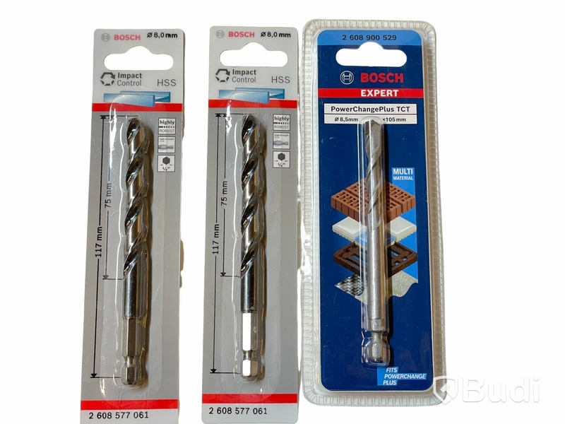 Parti med borrar och diverse tillbehör Bosch. Totalt ord. pris inkl. moms: ca 1500 kr