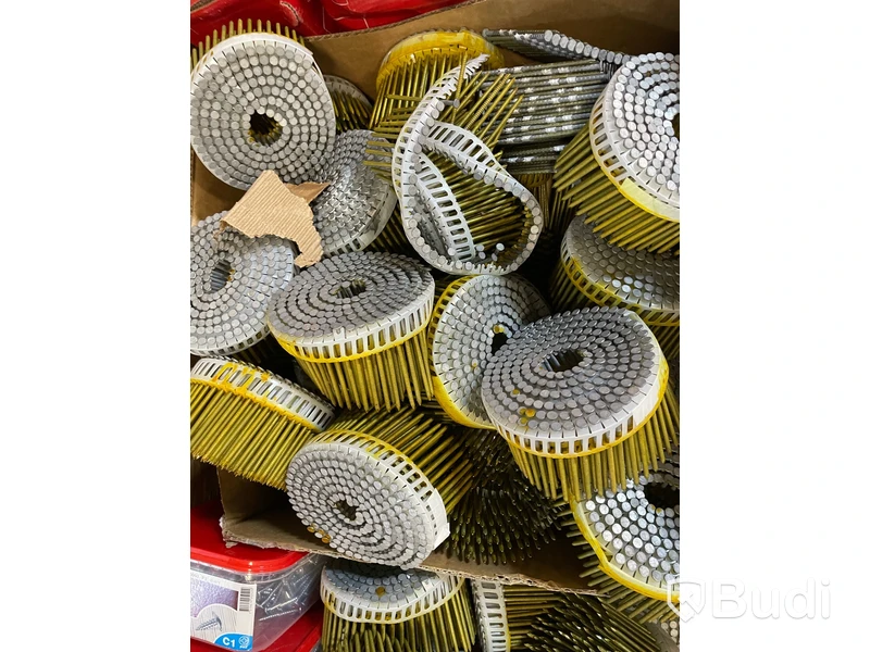 Parti med blandade skruvar och spikar. Totalt ord. pris inkl. moms: ca 6000 kr