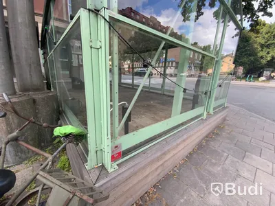 Orangeri uterum märke Svalson. Gediget byggt för tidigare restaurangverksamhet