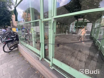 Orangeri uterum märke Svalson. Gediget byggt för tidigare restaurangverksamhet