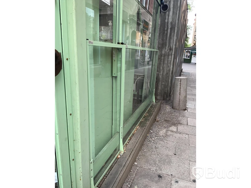 Orangeri uterum märke Svalson. Gediget byggt för tidigare restaurangverksamhet