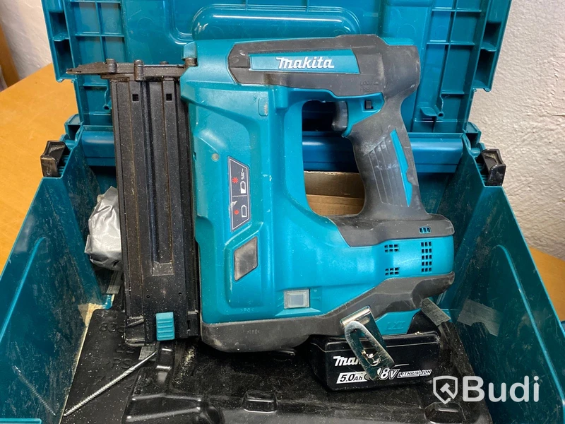 Spikpistol, fräs och skruvdragare Makita.