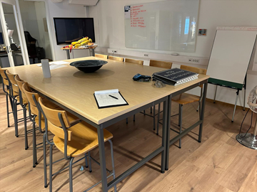 Konferansmöbel/ mötesebord med stolar