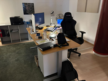 Kontorsrum med skrivbord, stol, besöksstolar, förvaring, två Samsung dataskärmar, skrivare. OBS! dator ingår ej