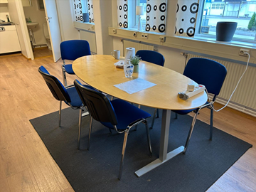 Matsalsbord med stolar inkl div köksprylar, kaffemaskin