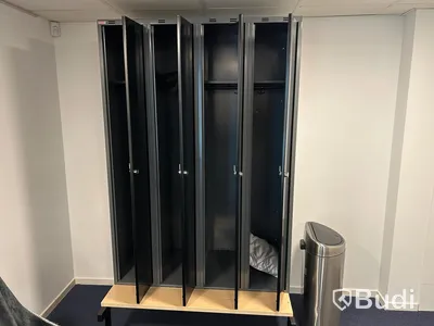 Omklädningsskåp Soneson på stativ med sittbänk