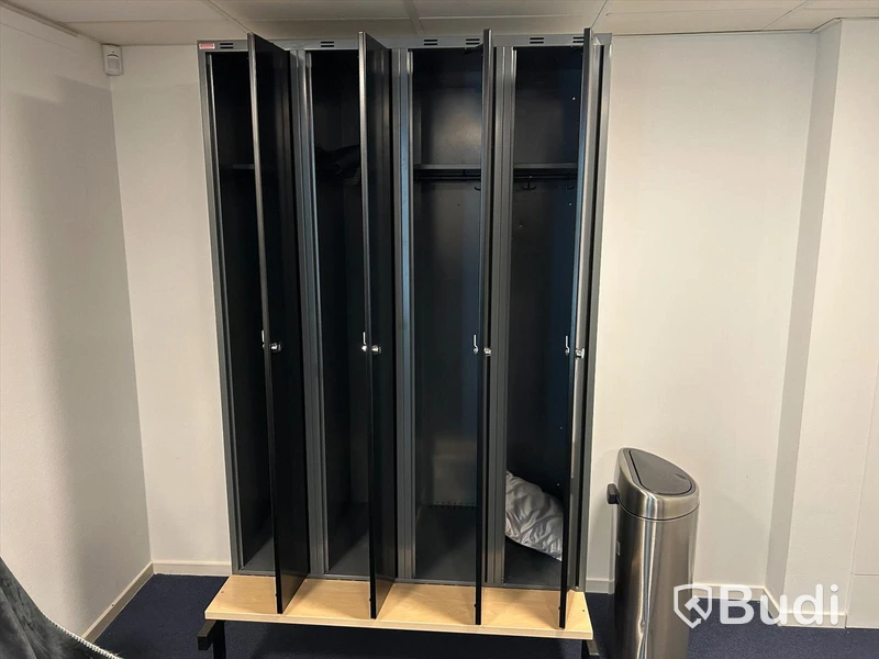 Omklädningsskåp Soneson på stativ med sittbänk