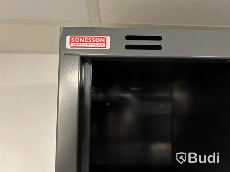 Omklädningsskåp Soneson på stativ med sittbänk