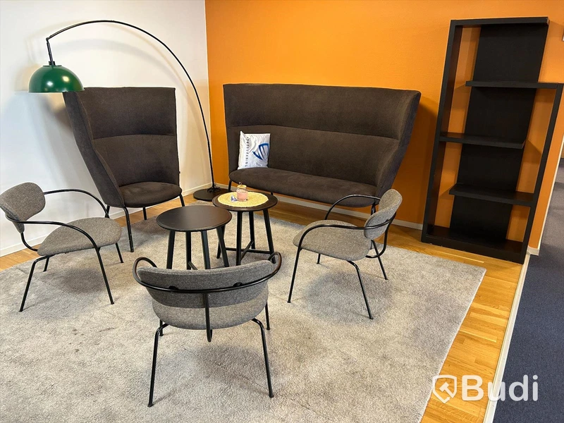 Loungegrupp designsoffa samt fåtölj med höga ryggar