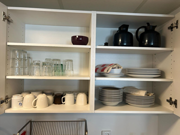 Köksredskap, muggar, bestick, brödrost, termosar m.m.