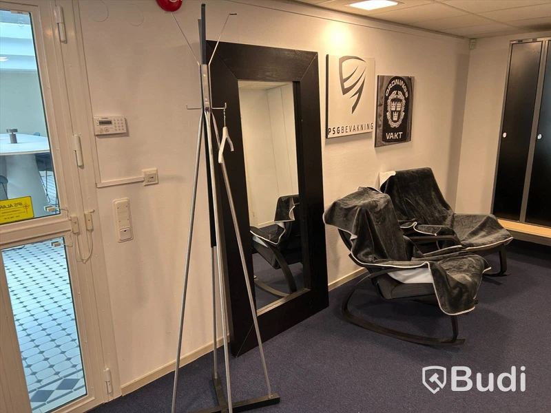 Sittgrupp med bord, fåtöljer, matta samt Edsbyn skåpförvaring