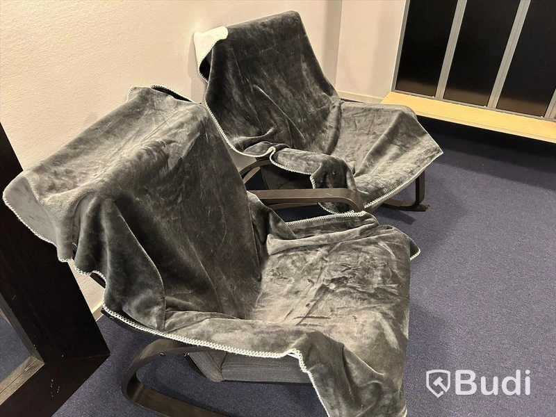 Sittgrupp med bord, fåtöljer, matta samt Edsbyn skåpförvaring