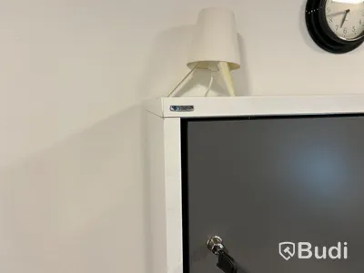 Sittgrupp med bord, fåtöljer, matta samt Edsbyn skåpförvaring
